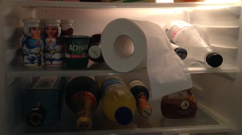 Bạn hãy chuẩn bị vài cuộn giấy vệ sinh và đặt vào các ngăn trong tủ lạnh, kể cả ngăn đá để khử mùi hôi khó chịu 