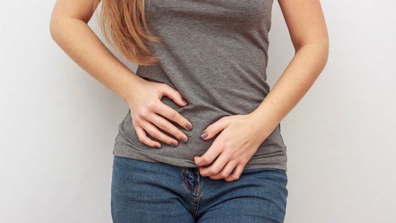 Một số phụ nữ bị đau ở phần bụng dưới do vi khuẩn gây bệnh lậu tấn công 