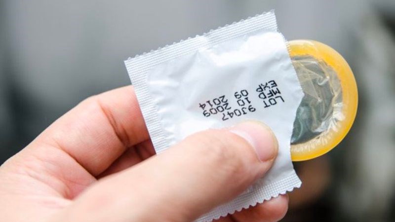 Sử dụng bao cao su khi quan hệ tình dục để bảo vệ sức khỏe cho chính mình 
