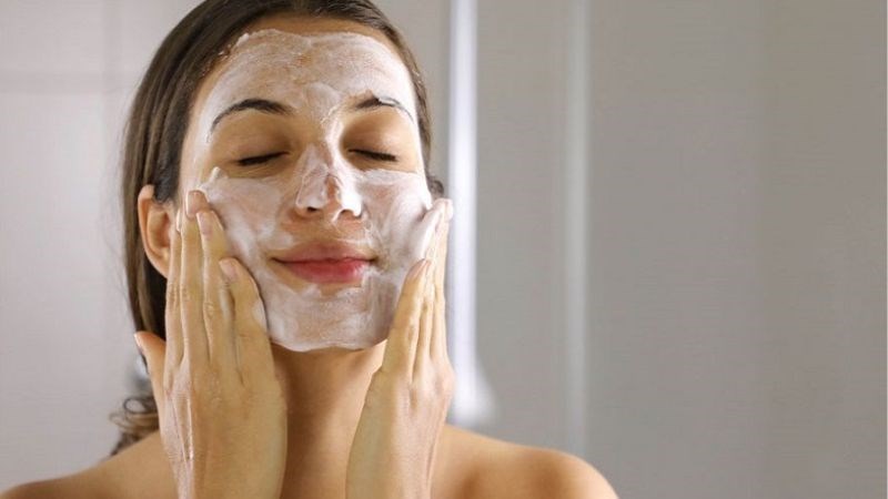 Bạn nên thực hiện rửa mặt bằng sữa rửa mặt 2 lần một ngày
