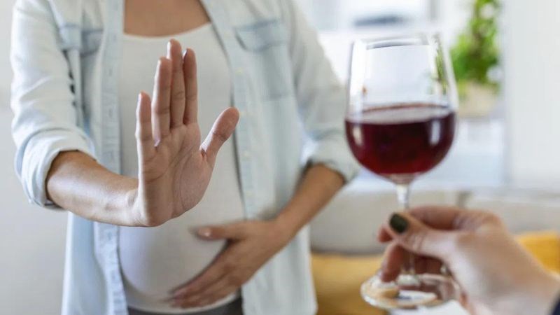 Mẹ bầu nên tránh dùng đồ uống có cồn để đảm bảo một thai kỳ khỏe mạnh