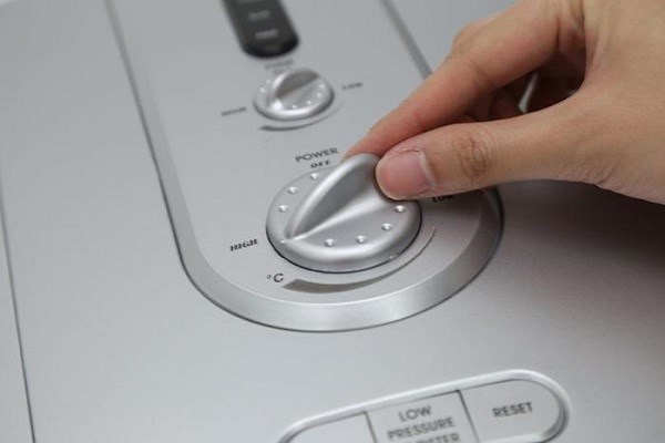 Nút điều chỉnh bị hỏng làm cho người dùng không thể điều chỉnh mức nhiệt độ như mong muốn làm xảy ra tình trạng nước quá nóng
