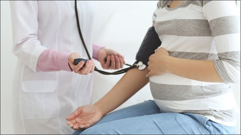 Đến gặp bác sĩ để được tư vấn và kiểm soát huyết áp trong thai kỳ