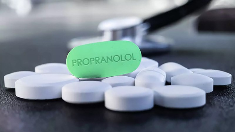 Propranolol là thuốc chẹn beta giúp giảm huyết áp bằng cách giảm khối lượng công việc cho tim