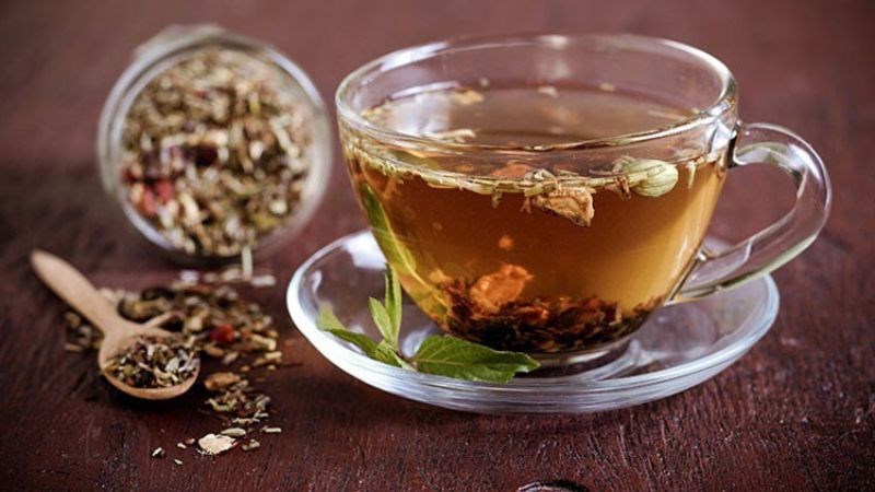 Một số loại trà thảo mộc như trà hoa cúc, trà lá bạc hà giúp ổn định đường huyết