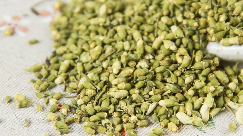 Tr&agrave; hoa h&ograve;e c&oacute; chứa rutin n&ecirc;n c&oacute; thể gi&uacute;p l&agrave;m hạ huyết &aacute;p