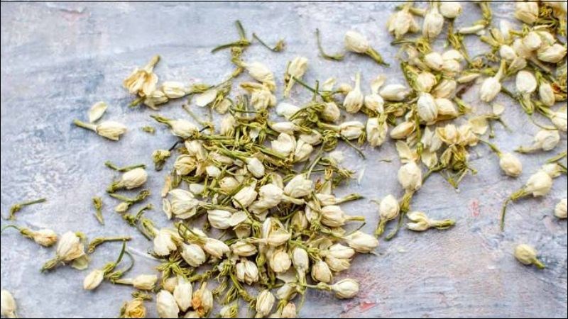 Hoa h&ograve;e c&oacute; t&aacute;c dụng l&agrave;m giảm c&aacute;c triệu chứng kh&oacute; chịu, đau đầu, ch&oacute;ng mặt