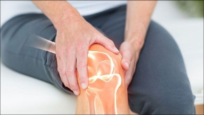 Tr&agrave; hoa h&ograve;e c&oacute; t&aacute;c dụng chống vi&ecirc;m, chống sưng, giảm đau gi&uacute;p điều trị vi&ecirc;m khớp