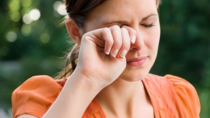 Bạn có thể dùng bông gòn thấm nước để dễ dàng lấy bụi ở trong mắt