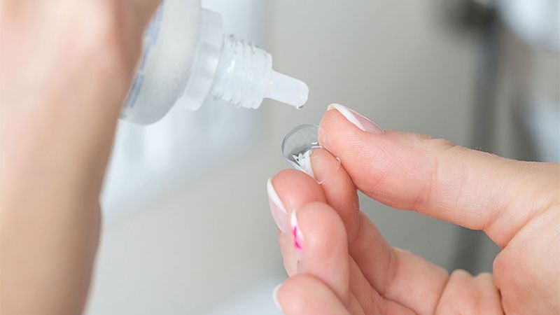  Khi đeo kính áp tròng, bạn cần vệ sinh kính áp tròng và rửa tay thật sạch
