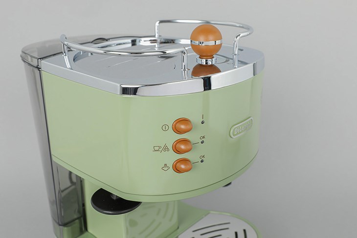 Máy pha cà phê Delonghi ECOV311.GR sử dụng bảng điều khiển nút nhấn có đèn báo và nút vặn dễ thao tác