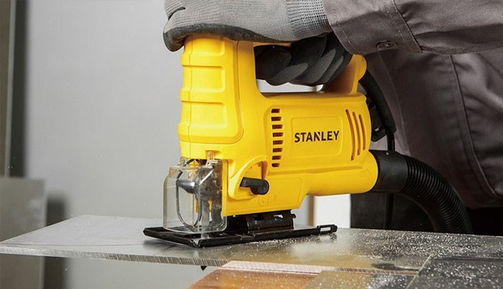 Máy cưa lọng Stanley SJ60-B1 600W mang kiểu dáng cứng cáp, xử lý được đa dạng vật liệu với độ dày khác nhau.