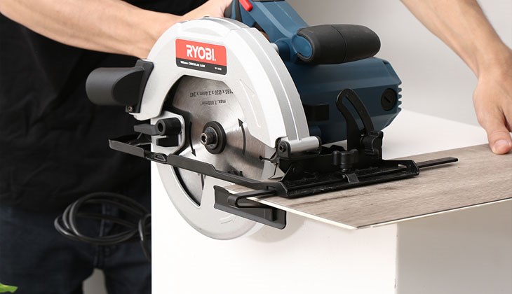 Máy cưa đĩa Ryobi W-1850 1500W thiết kế kiểu cầm tay gọn đẹp, hoạt động dựa trên nguồn điện