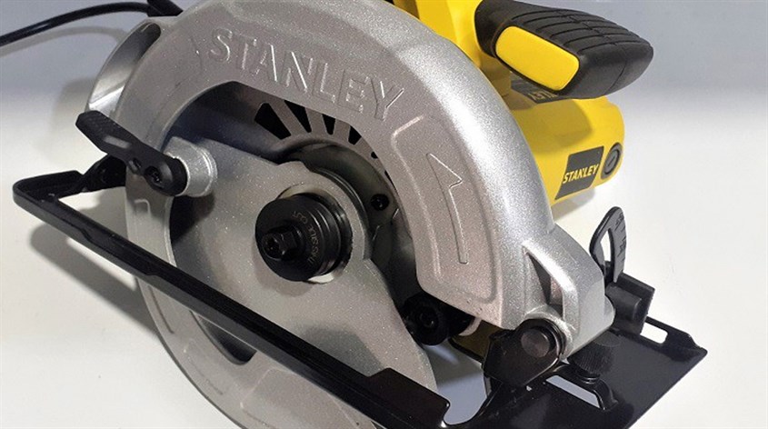 Máy cưa đĩa Stanley SC16-B1 1600W cắt, xẻ các tấm gỗ có nhiều kích thước khác nhau