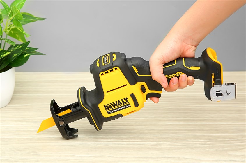 Máy cưa kiếm pin Dewalt DCS369B 20V được thiết kế hiện đại, tốc độ không tải lên đến 2800 vòng/phút