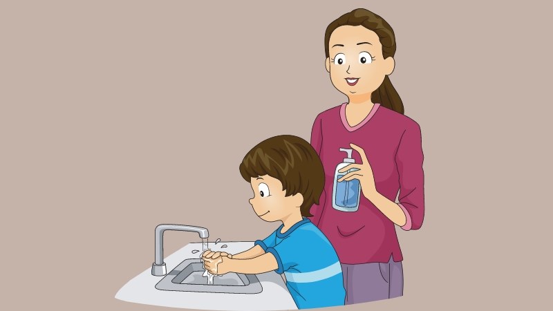 Bố mẹ cho trẻ rửa tay bằng xà phòng dưới vòi nước chảy nhiều lần trong ngày