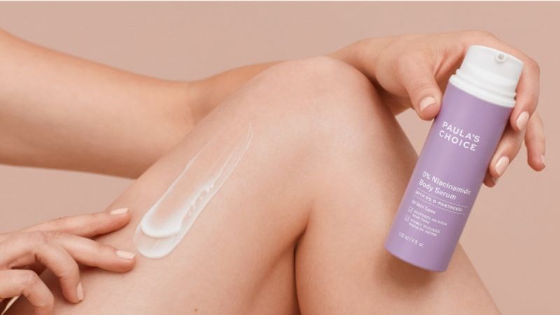 Để chăm s&oacute;c da kh&ocirc; to&agrave;n th&acirc;n, bạn n&ecirc;n sử dụng sữa tắm dưỡng ẩm