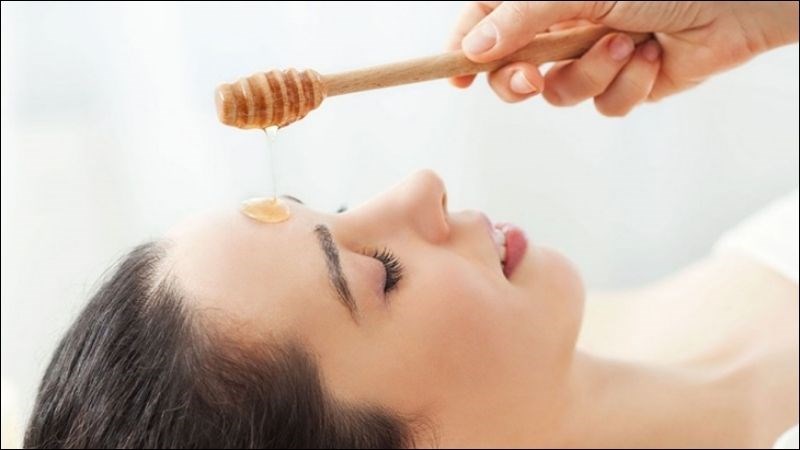 Mật ong c&oacute; thể gi&uacute;p l&agrave;m ẩm da, chữa l&agrave;nh vết thương, chống vi&ecirc;m