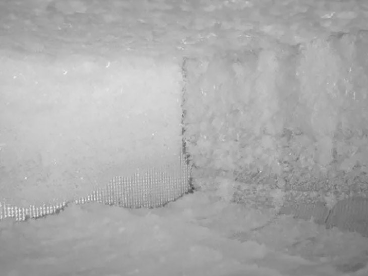 Tủ mát Alaska bị đóng tuyết với các mảng tuyết trắng bám vào thành tủ hoặc bám trực tiếp lên thực phẩm
