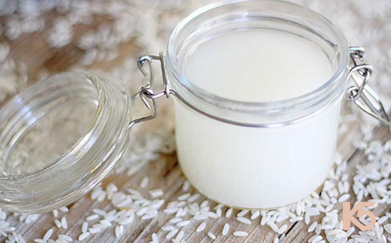 Nước vo gạo giúp loại bỏ các vết cháy không nghiêm trọng dính trên bề mặt nồi thủy tinh