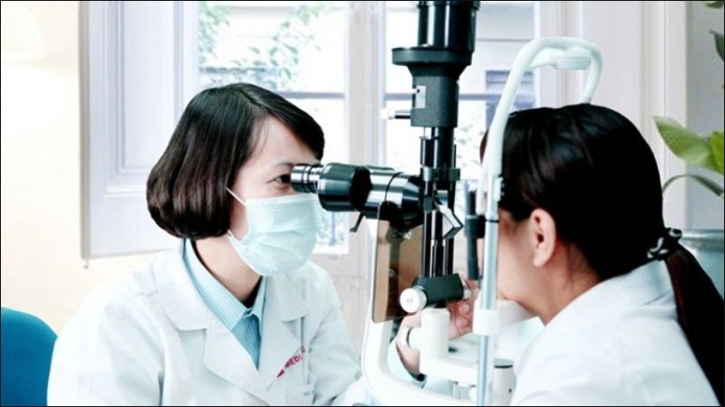 Nên gặp bác sĩ khi tình trạng đau mắt đỏ không giảm sau 2 tuần
