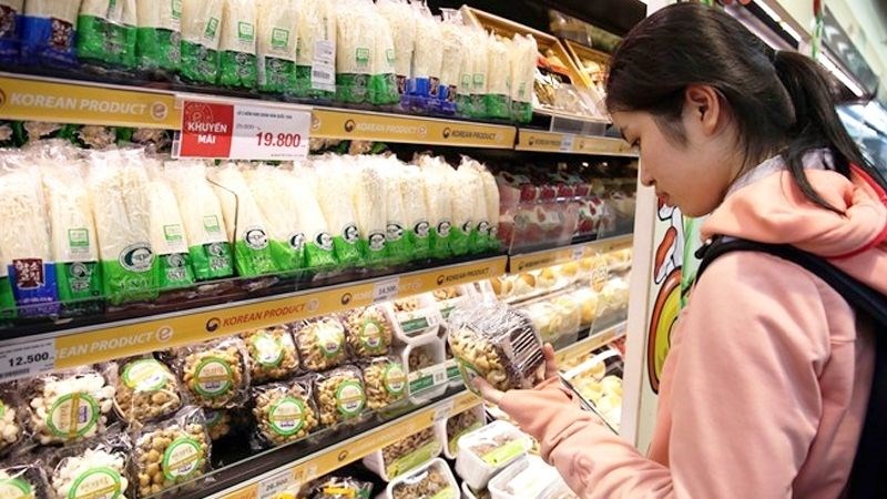 Chọn mua nấm kim châm có ghi rõ hạn sử dụng và nguồn gốc xuất xứ trên bao bì