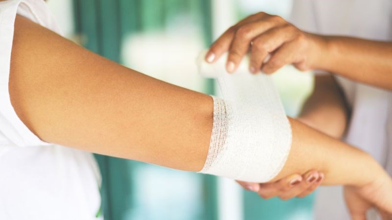 Đảm bảo băng kín vết thương để tránh nhiễm trùng