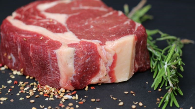 Thịt bò cũng là một thực phẩm nên tránh khi bị mèo cắn