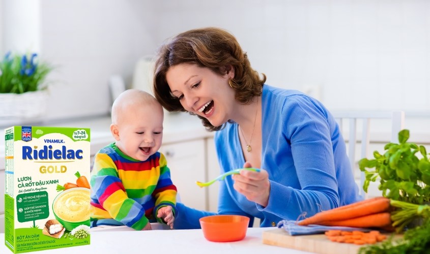 Ba mẹ có thể trộn siro vào bột ăn dặm Vinamilk RiDielac Gold lươn, cà rốt và đậu xanh
