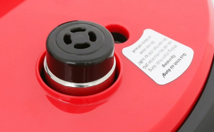 Không nên chạm vào van áp suất khi nồi đang nấu để tránh bị bỏng