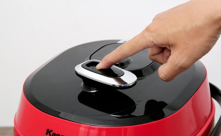 Hạ áp suất nồi nhanh chóng bằng cách ấn nút xả áp suất 