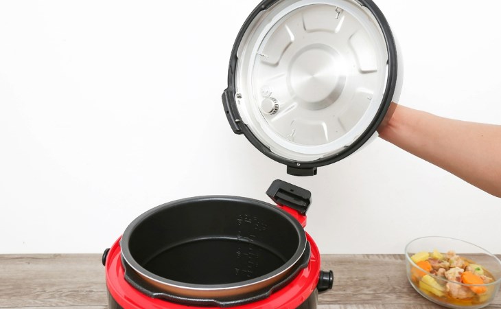 Thao tác mở nắp nồi phải cẩn thận, không quá mạnh để không làm hỏng nắp nồi