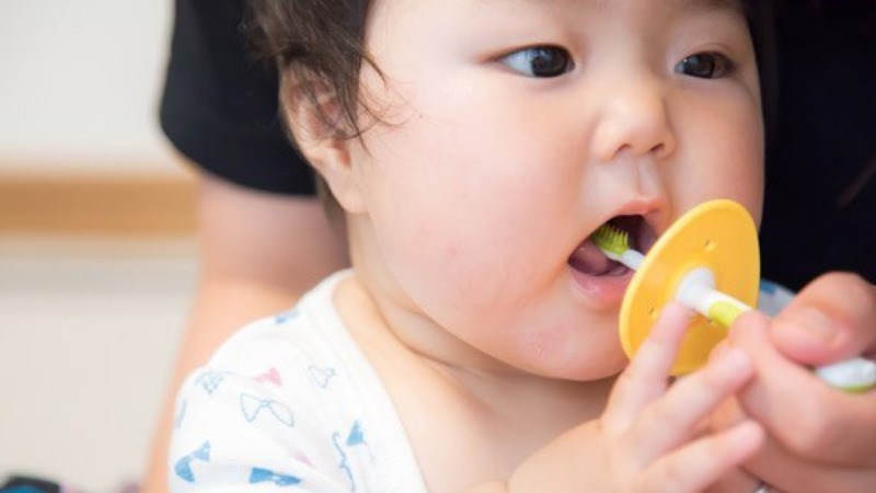 Vệ sinh răng miệng sạch sẽ cho trẻ ngăn các vết loét có cơ hội lan rộng