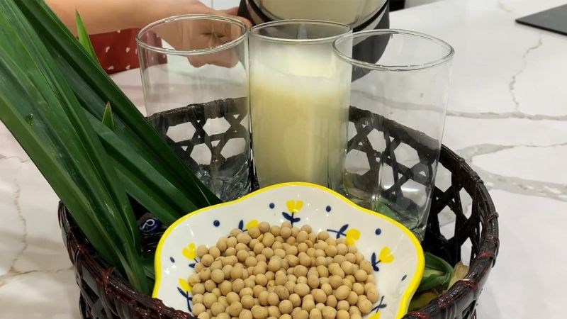 Khi tự làm sữa đậu nành tại nhà, bạn có thể kiểm soát lượng đường và và calo của sữa