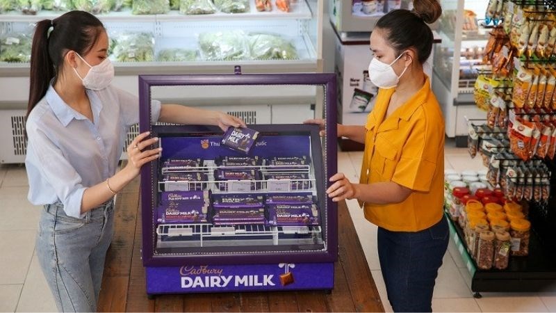 Bạn nên kiểm tra thành phần, hạn sử dụng khi mua socola đen 