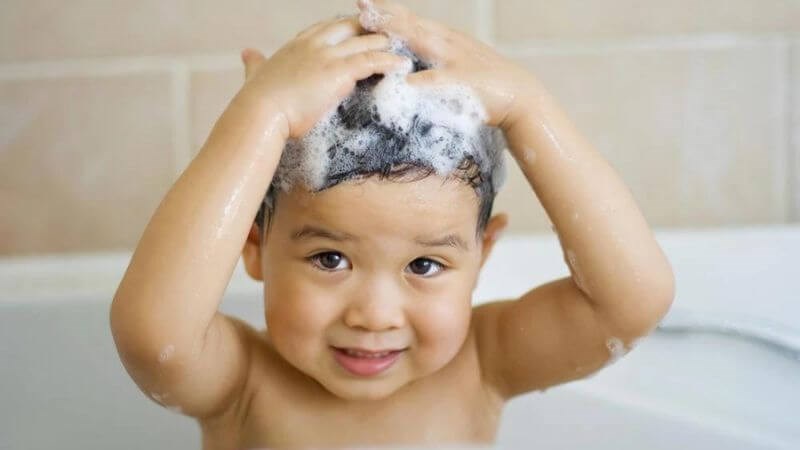 Dùng nước ấm và tắm thật nhẹ nhàng cho trẻ