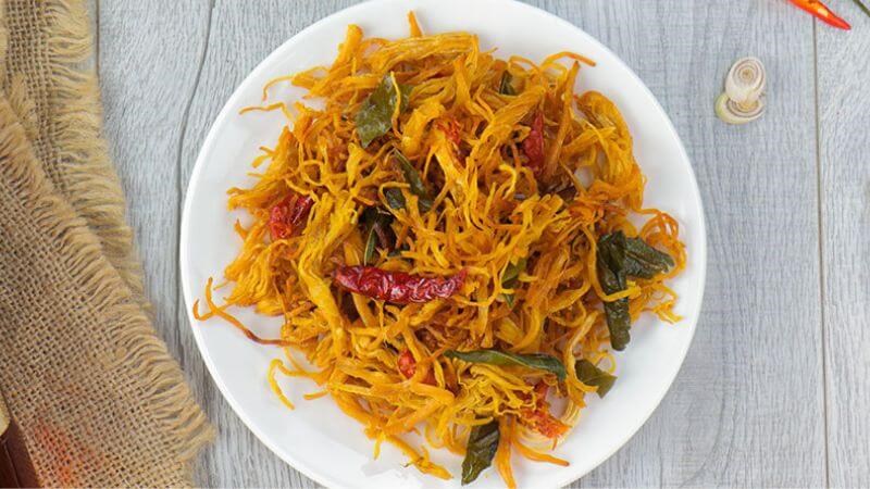 Tuy là đồ ăn vặt nhưng lượng calo trong khô gà lại khá thấp