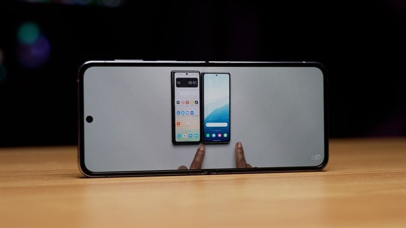 Samsung Galaxy Z Flip4 sở hữu ngoại hình nhỏ gọn nhưng bề ngang khá hẹp