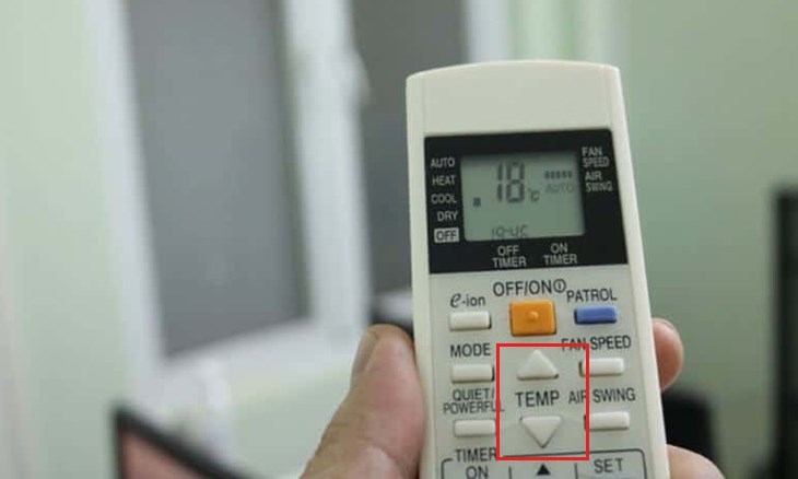 Nhấn nút TEMP trên điều khiển để cài đặt nhiệt độ trên điều hòa Panasonic