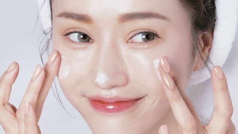 Kem dưỡng ẩm giúp ngăn chặn các tuyến bã nhờn hoạt động quá mức