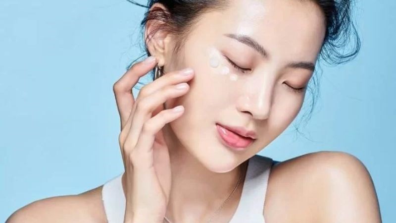 Kem dưỡng ẩm là một biện pháp tối ưu giúp lỗ chân lông luôn thông thoáng