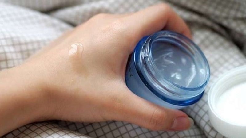 Kem dưỡng ẩm dạng gel rất mỏng nhẹ và không gây cảm giác nhờn rít