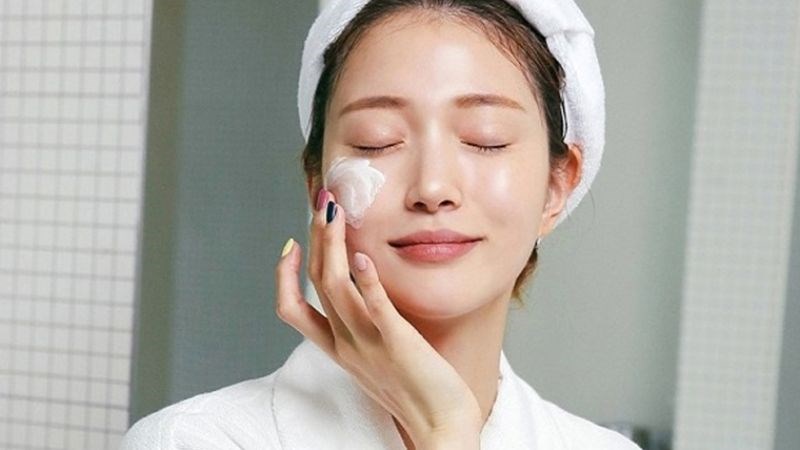Kem dưỡng ẩm ngăn tiết dầu có khả năng hấp thụ dầu thừa