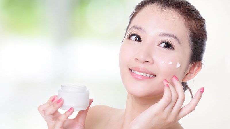 Bạn nên lựa chọn kem dưỡng ẩm không mùi và không chứa paraben