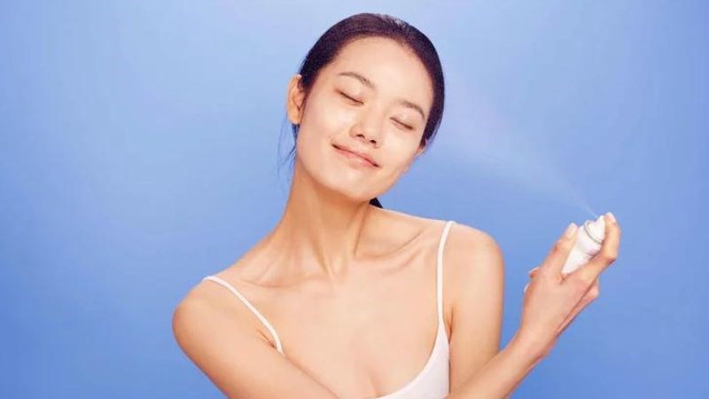 Xịt khoáng giúp làn da phục hồi sau khi tiếp xúc với ánh nắng mặt trời