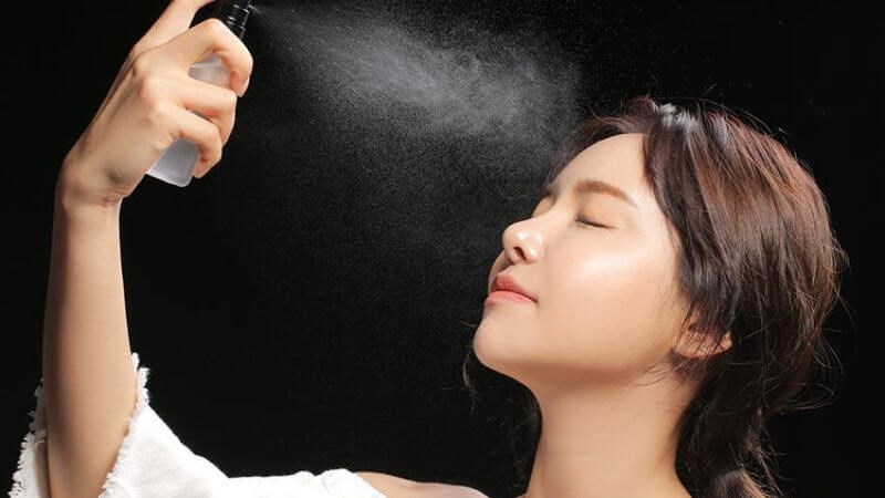 Bạn nên xịt khoáng cách mặt khoảng 20-30cm
