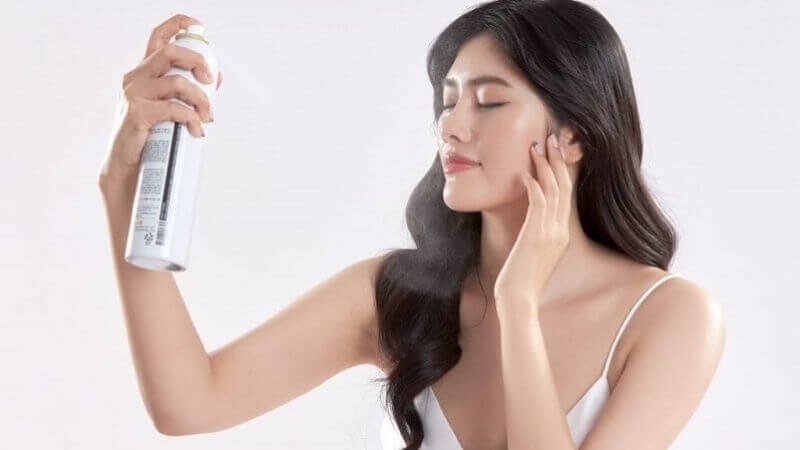 Xịt khoáng giúp da lấy lại độ đàn hồi và trở nên mịn màng hơn