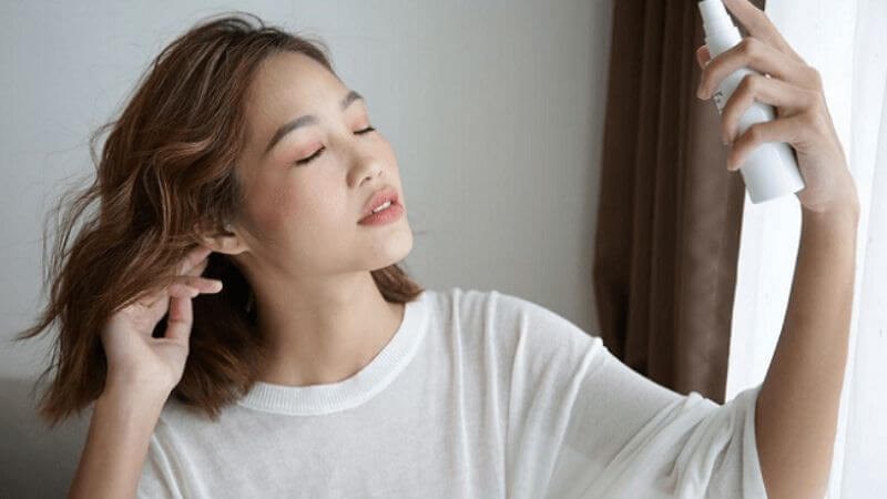 Xịt khoáng có mùi thơm giúp gợi lên cảm giác thư giãn và sảng khoái