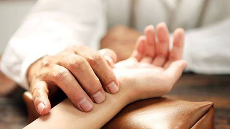 Chỉ cần bắt mạch, các lương y có thể tiên lượng được tình trạng bệnh