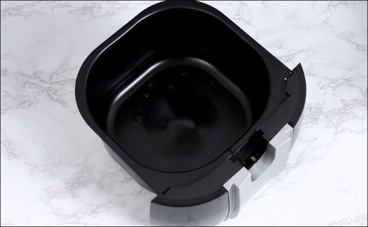 Lòng nồi được làm từ chất liệu hợp kim nhôm chống dính giúp dễ dàng vệ sinh sau khi nấu